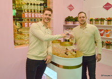 Nogmaals Nick Voskamp en Mike Broch, bij hun “tweede” stand aan de overkant van het gangpad, waarin de kweker de ‘favorita’, het luxe kalanchoe merk van SV.CO presenteert. Vanaf dit jaar is deze ook beschikbaar in potmaat 23 cm.